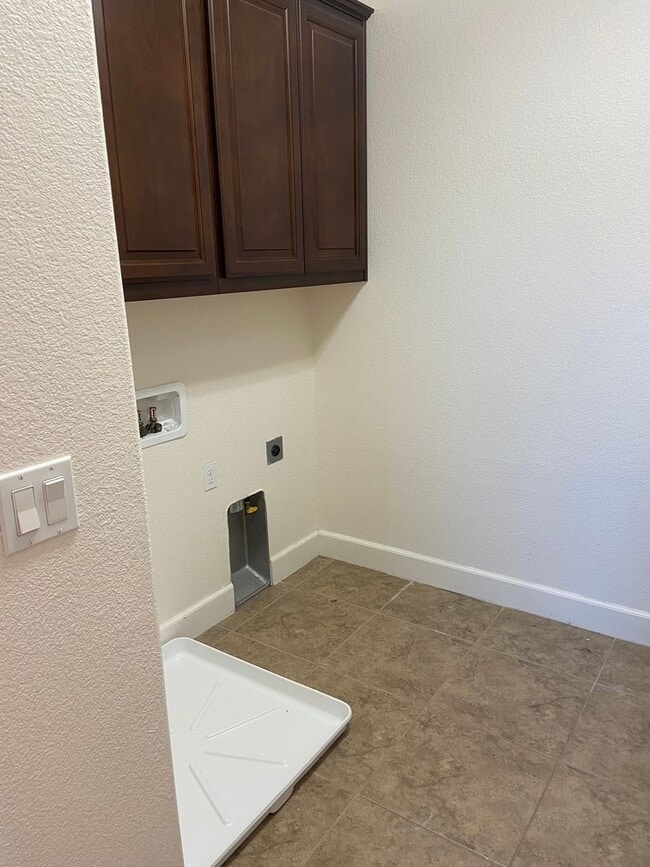 Building Photo - Folsom 4 bdrm, 3 bath near Folsom HS