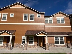 Building Photo - 3 Bedroom Townhome Available Near Dublin B...