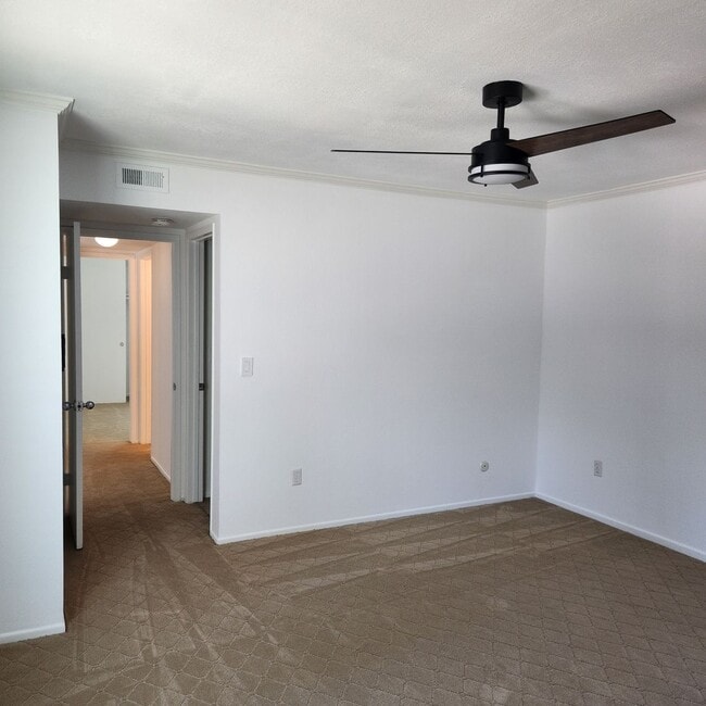 Building Photo - Tierrasanta 4 bedroom 2.5 bath townhouse w...