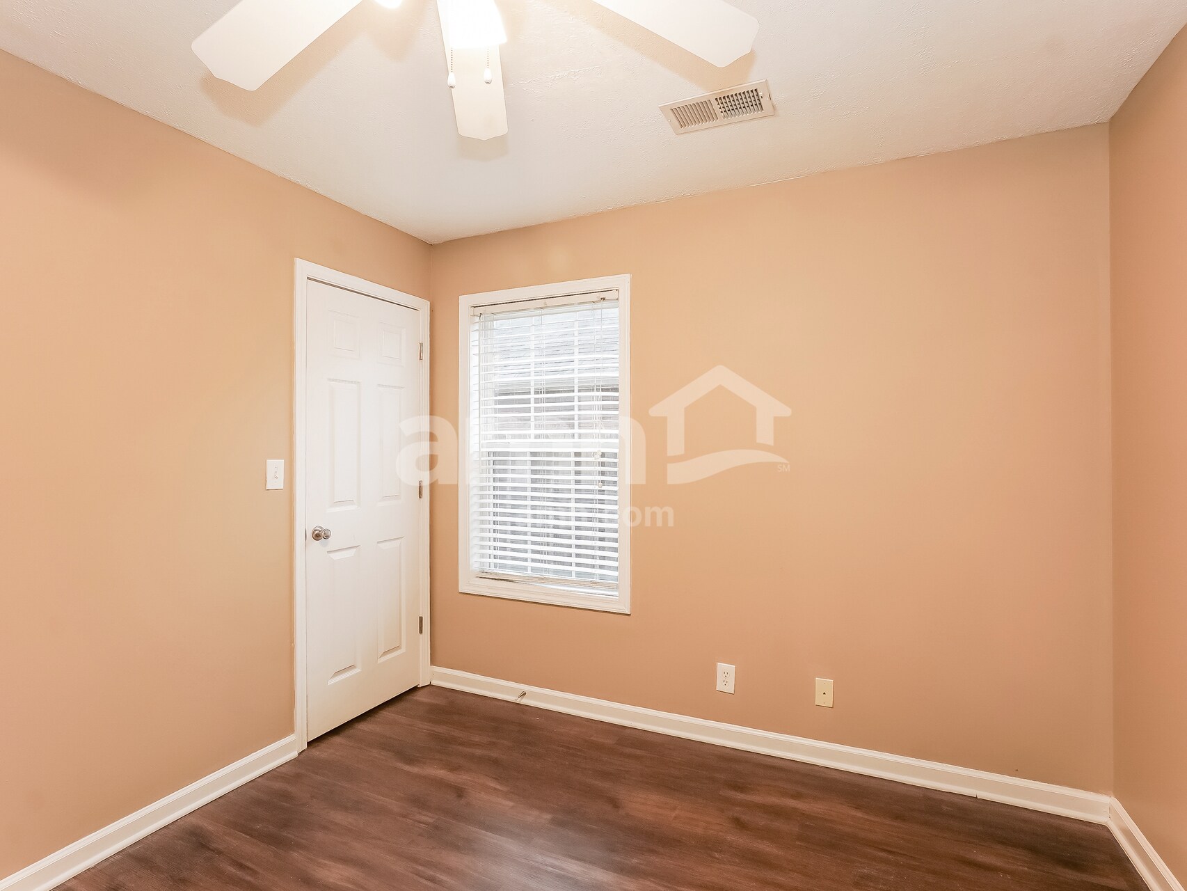 Building Photo - 1006 Hendricks Ct