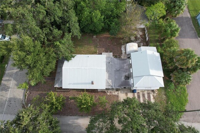 Building Photo - 6506 N Wellington Ave