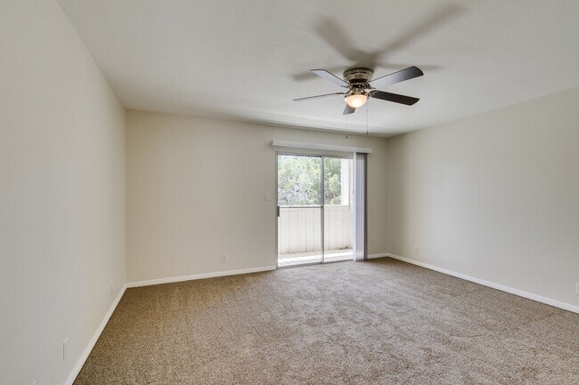 Building Photo - 2 Bedroom Townhome with 2 car attached garage in Henderson