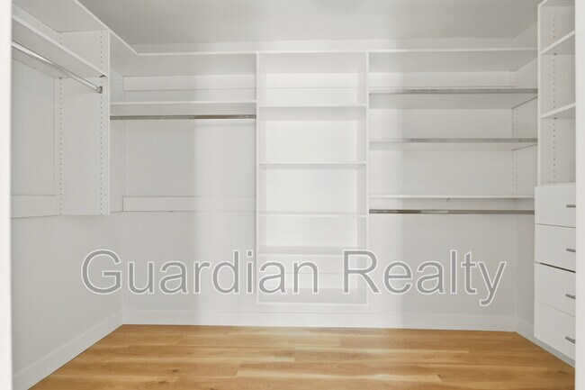 Building Photo - 3007 La Mesa Dr