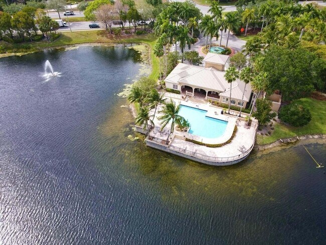 Building Photo - 1700 Crestwood Ct S