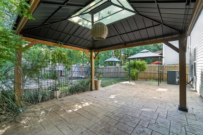 Building Photo - Fully Updated and Move-In Ready with Excep...