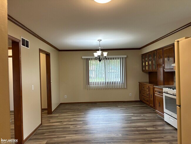 Building Photo - 37260 Rosebush St