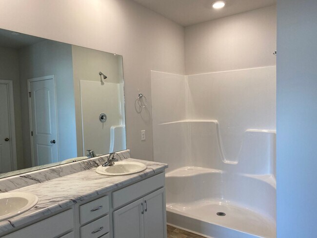 Building Photo - Four years old newer Four Bedroom in Meridianville