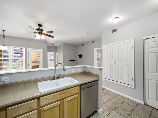 Building Photo - Bright & Inviting 1st Floor Condo for Rent!