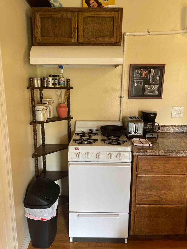 Building Photo - 176 Schools Dr