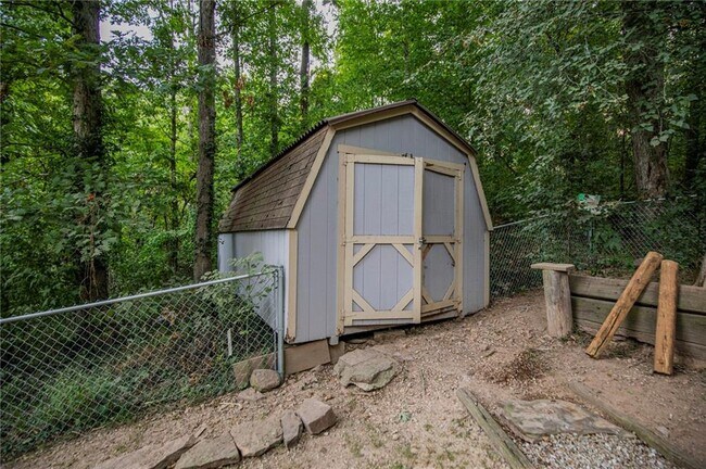 Building Photo - 41 Gore Ln