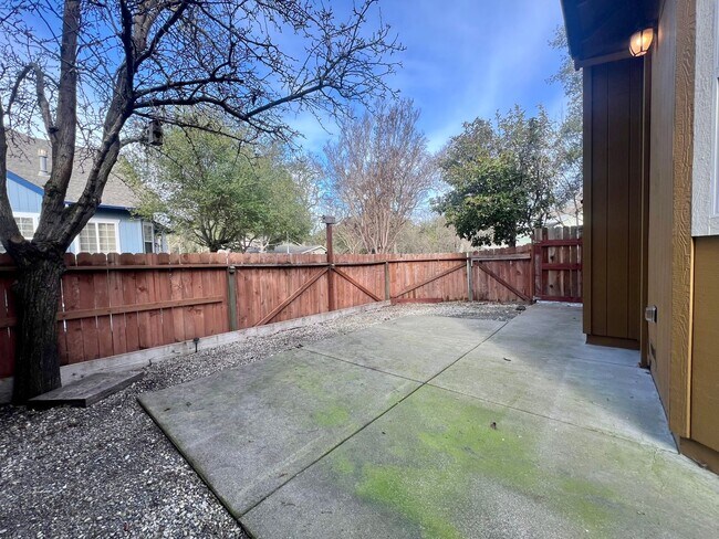 Building Photo - Come check out this lovely 3 bedroom 3 bath home Conveniently located near the Marlow Shopping ce...