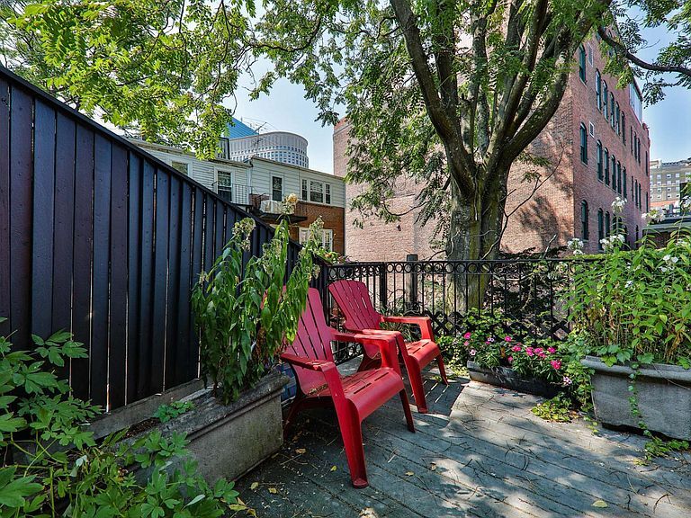 Building Photo - 36 Melrose St