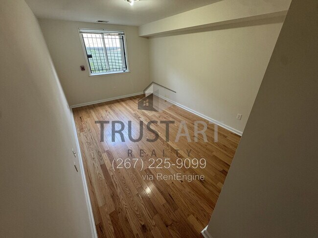 Building Photo - 1609 W Diamond St