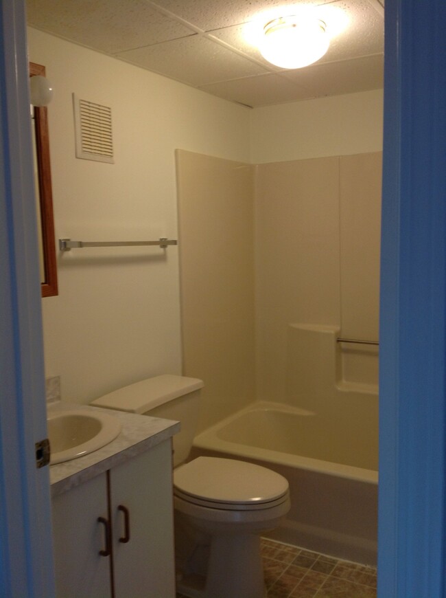 full bath - 39 Church St