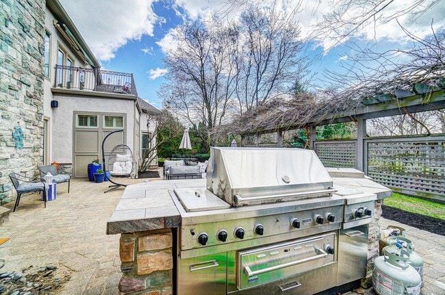 Building Photo - 6655 Traquair Pl