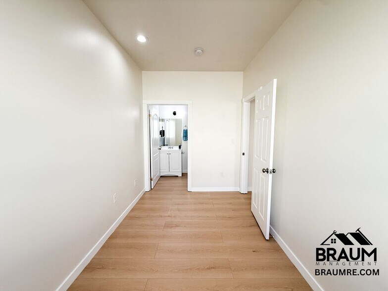 Building Photo - 10849 Fruitland Dr
