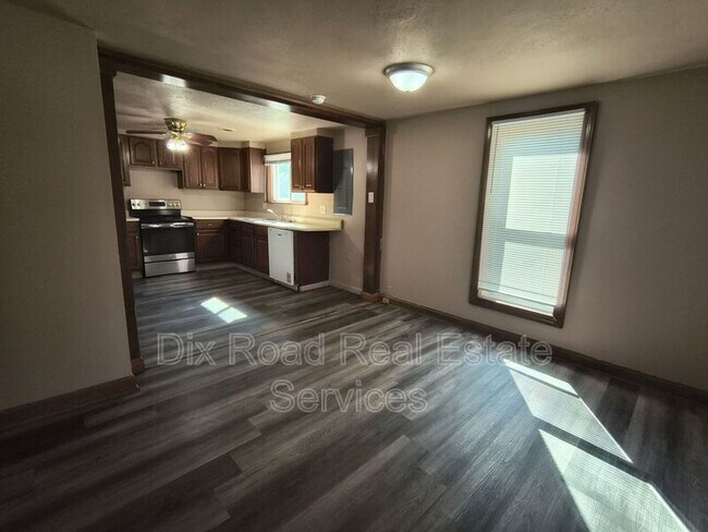Building Photo - 2308 Waneta Ave