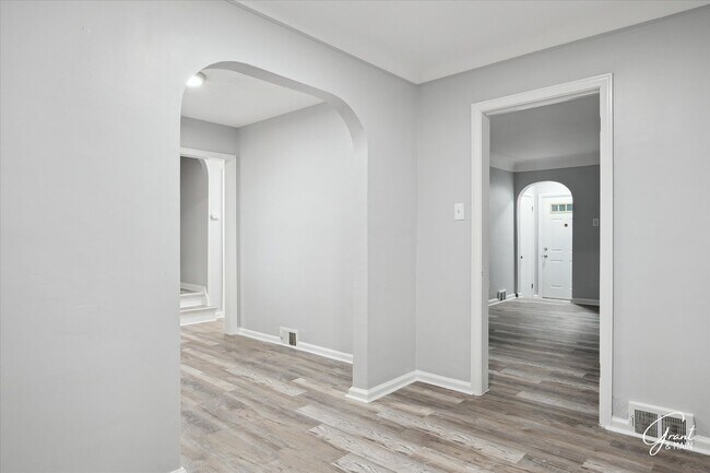 Building Photo - $1300 3 bedroom