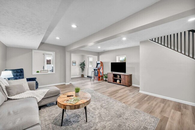 Building Photo - 829 Portage Lakes Drive