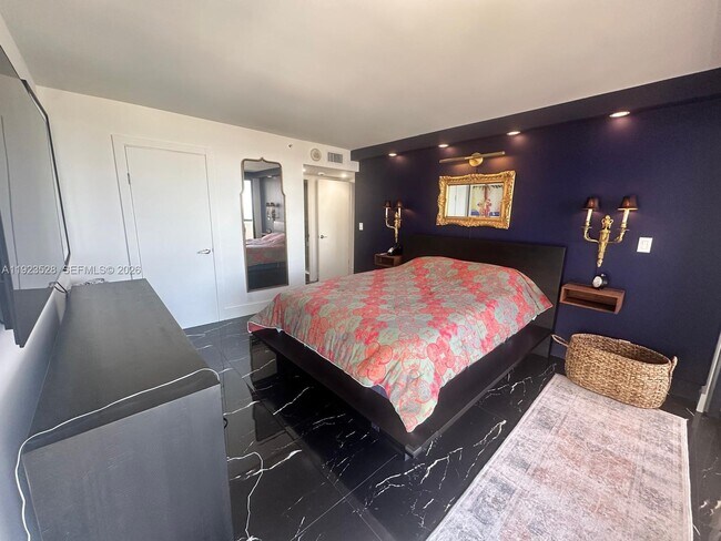 Building Photo - 2555 Collins Ave