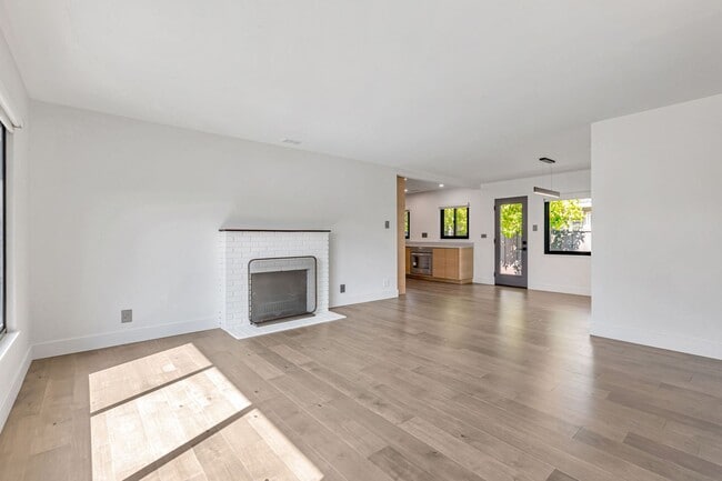 Building Photo - Remodeled Home in near Downtown Mountain View