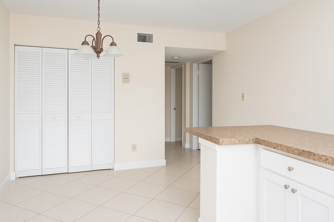 Building Photo - 2Bed/2Bath Condo in Prime Location