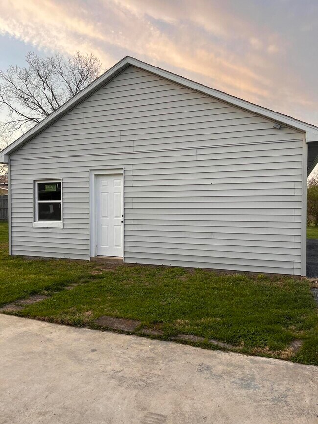 Building Photo - 185 Cummins Ferry Rd