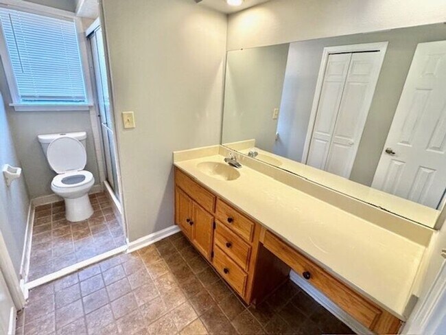 Building Photo - Spacious 3 Bedroom 2 Bath Available Now!