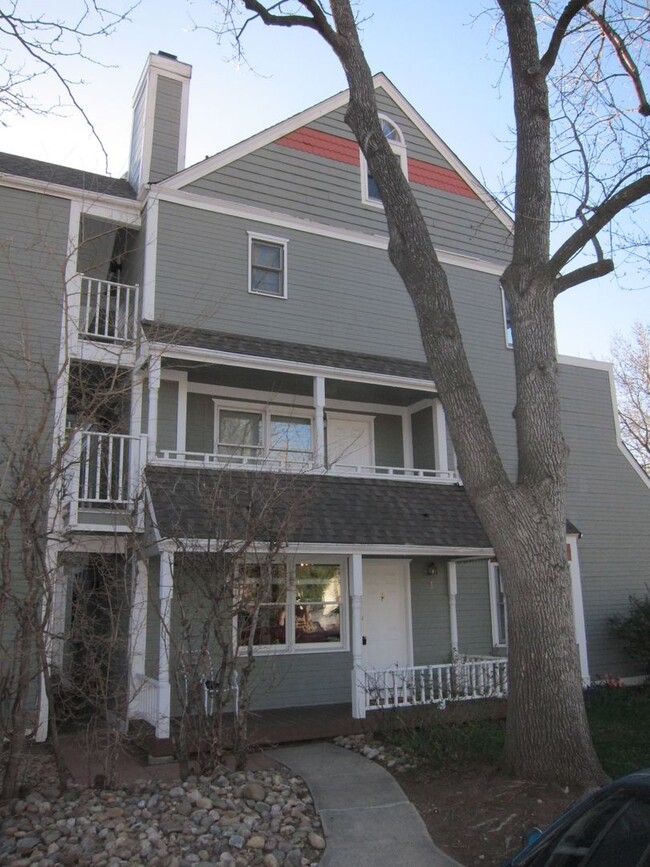 Building Photo - Sunny, Cozy 1 Bedroom Condo - Available fo...