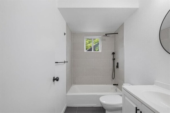 Building Photo - 610 N College Dr