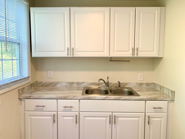 Building Photo - 47 Maple St