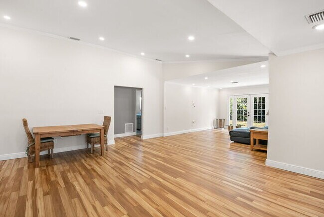 Building Photo - BEAUTIFUL Home For Rent in Lakewood Estates!