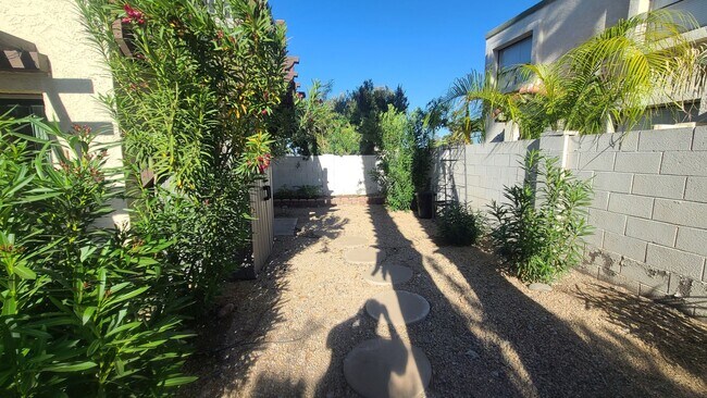 Building Photo - Pointe South Mountain 2-bedroom condo, gat...