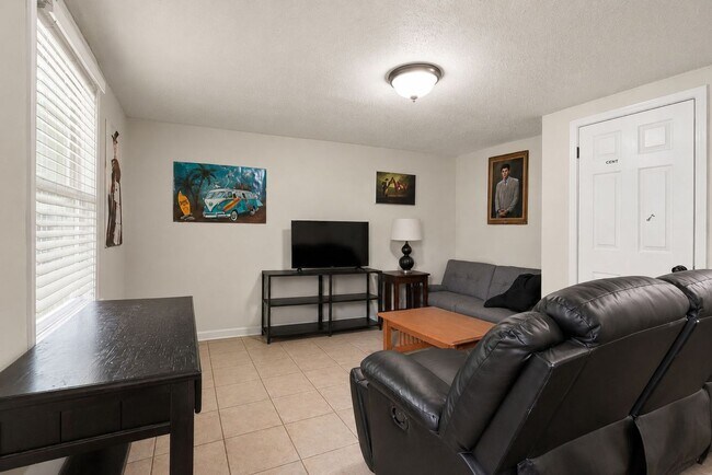 Building Photo - 1414 Caplewood Dr