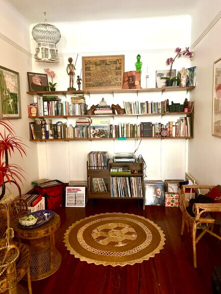 Entertainment area - 817 E Girard Ave