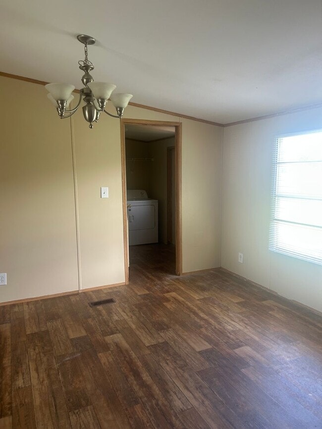 Building Photo - 3 bed 2 bath house