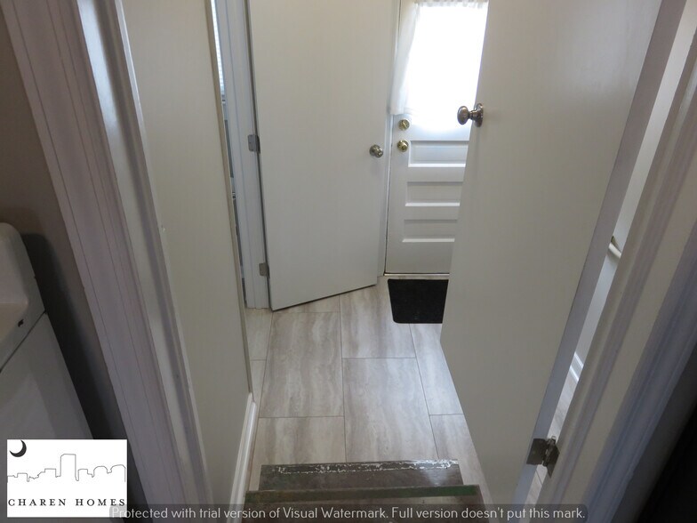 Building Photo - 1909 S Battery Dr