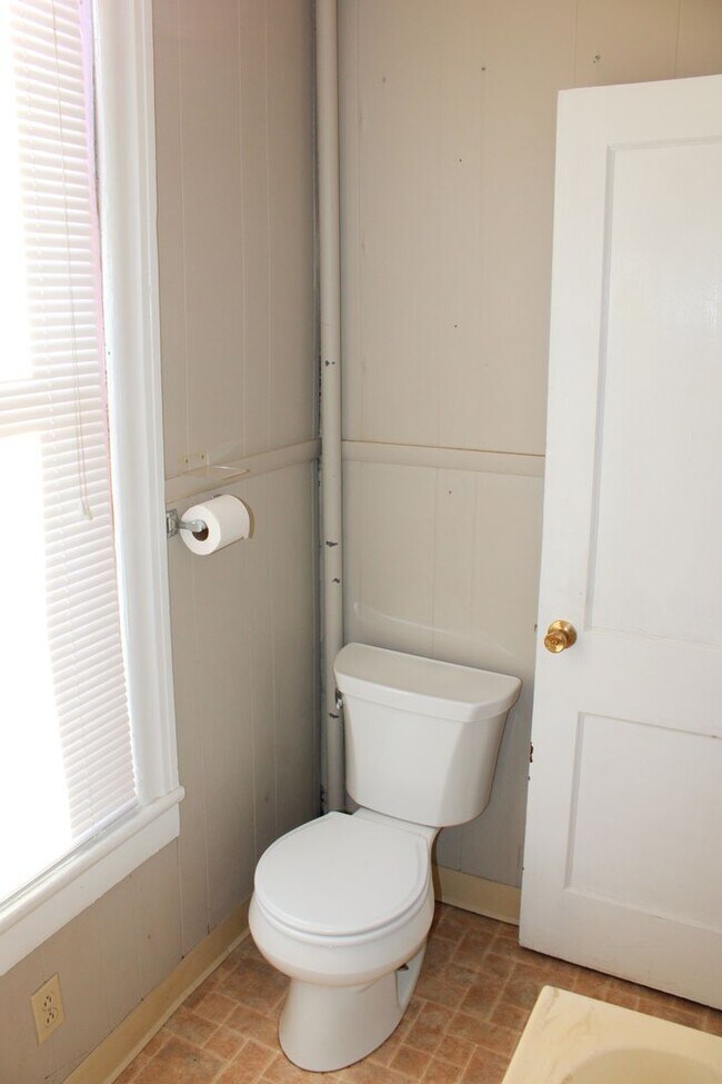 Building Photo - 975 Church St