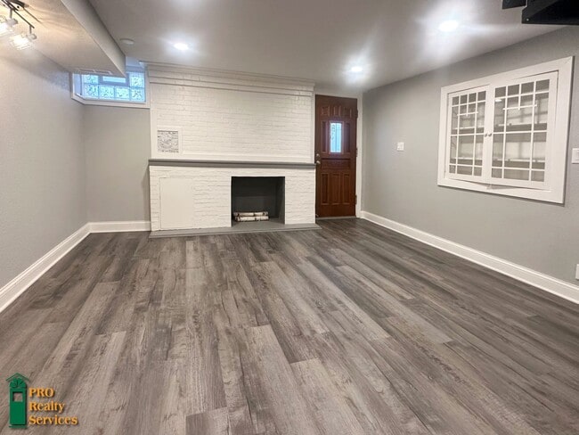 Building Photo - Gorgeous 3 Bedroom Main Level Duplex Unit