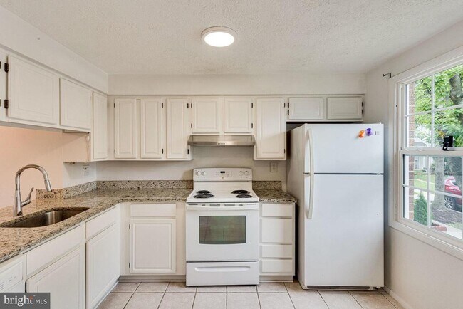 Building Photo - 2841 Shepperton Terrace