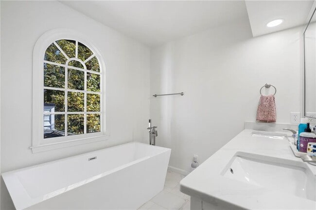 Building Photo - 2373 Virginia Pl NE