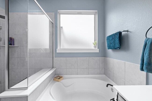 Building Photo - 525 Compania Cove