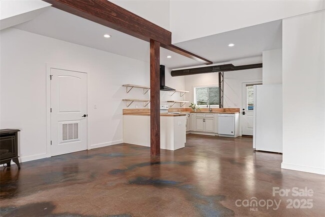 Building Photo - "Charming 1-Bedroom Retreat in Candler - Cozy 650 Sq Ft Haven!"