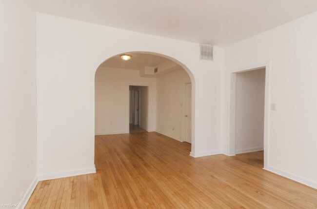 Building Photo - 3229 W Dickens Ave