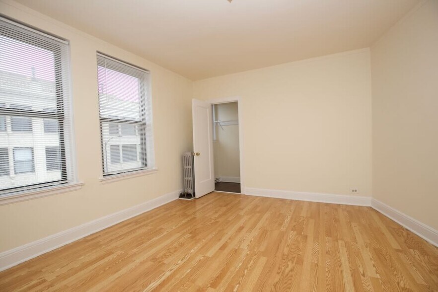 Building Photo - 3335 W Diversey Ave