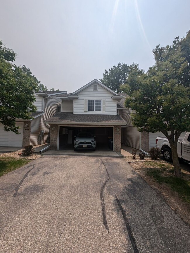 Building Photo - Updated 3BR Townhome in Eagan – Close to S...