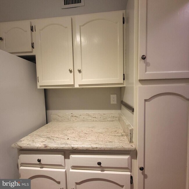 Building Photo - 5800 Cove Landing Rd