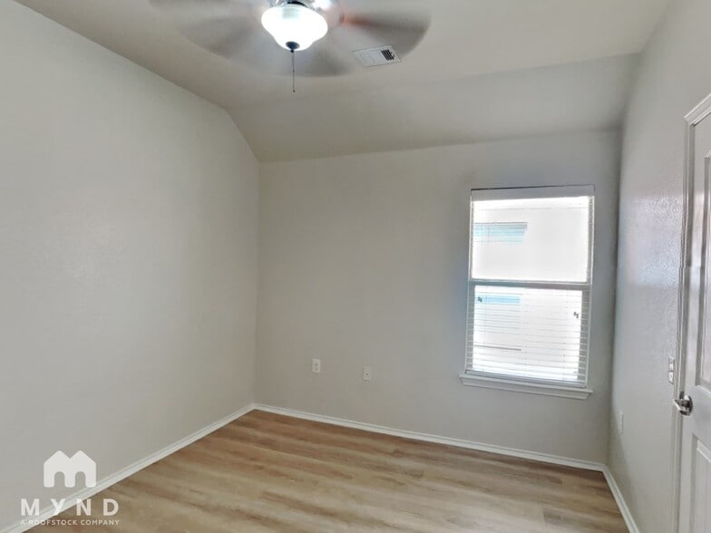 Building Photo - 5833 Zachary Scott St