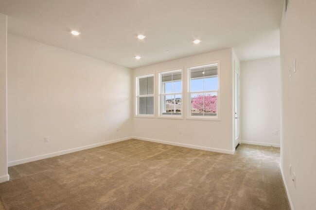 Building Photo - Charming Yorba Linda Townhome