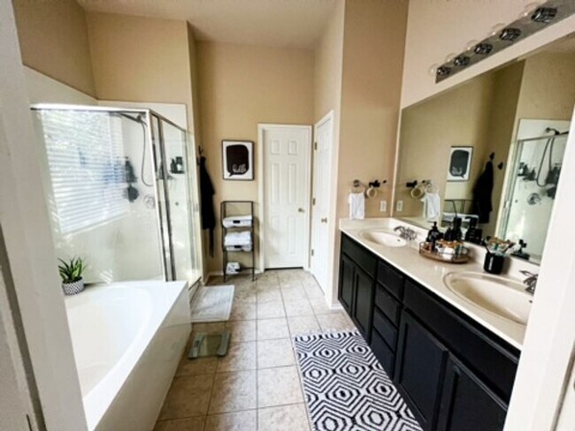 Building Photo - Large Pflugerville 4-bedroom/2.5 Bath Home in the Villages of Hidden Lake